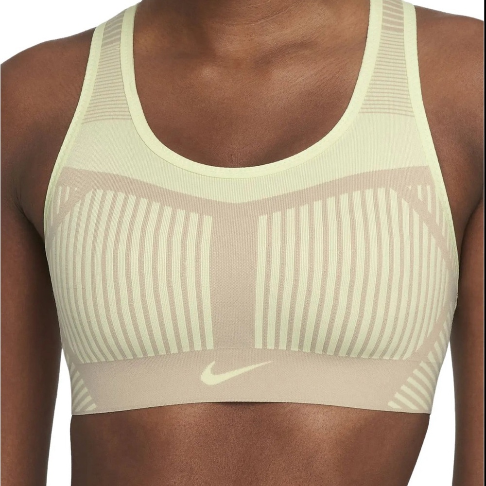 Nike- FE/NOM Flyknit Racerback Sports Bra NIKE